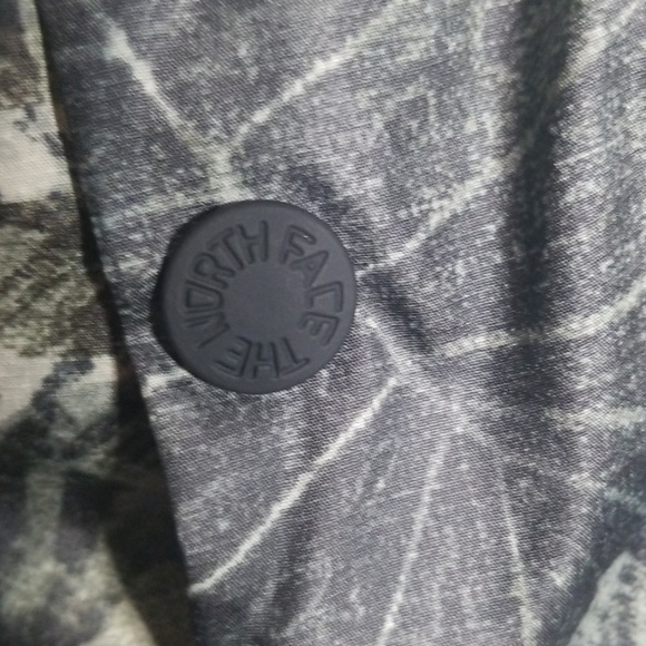 North Face Half Zip Tundra Pullover - Picture 6 of 8